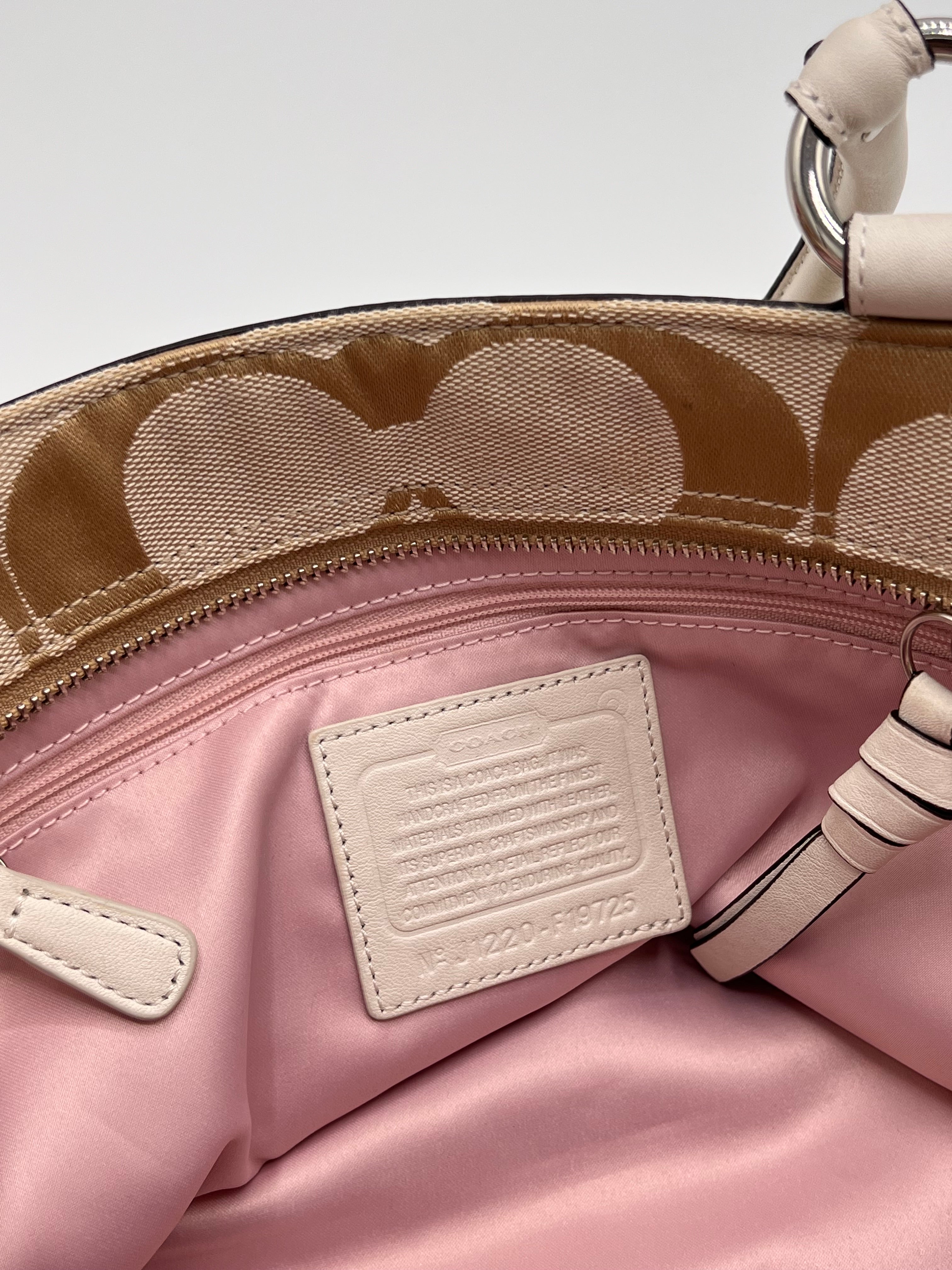 Coach Signature Monogram Shoulderbag